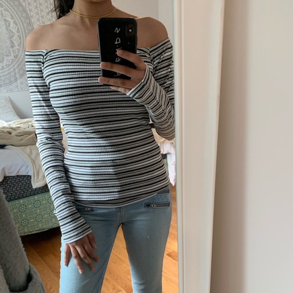 🛍3/$25 HOLLISTER 
Off the Shoulder Top - Picture 1 of 4
